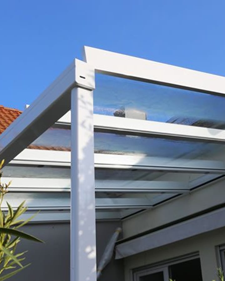 Zoek je een timmerman voor het plaatsen van een glazen terrasoverkapping?